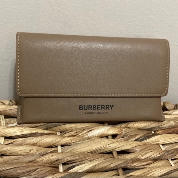 🔴 Elegant Burberry Eyeglass Case in sleek tan leather! 🔥 - Picture 2 of 10